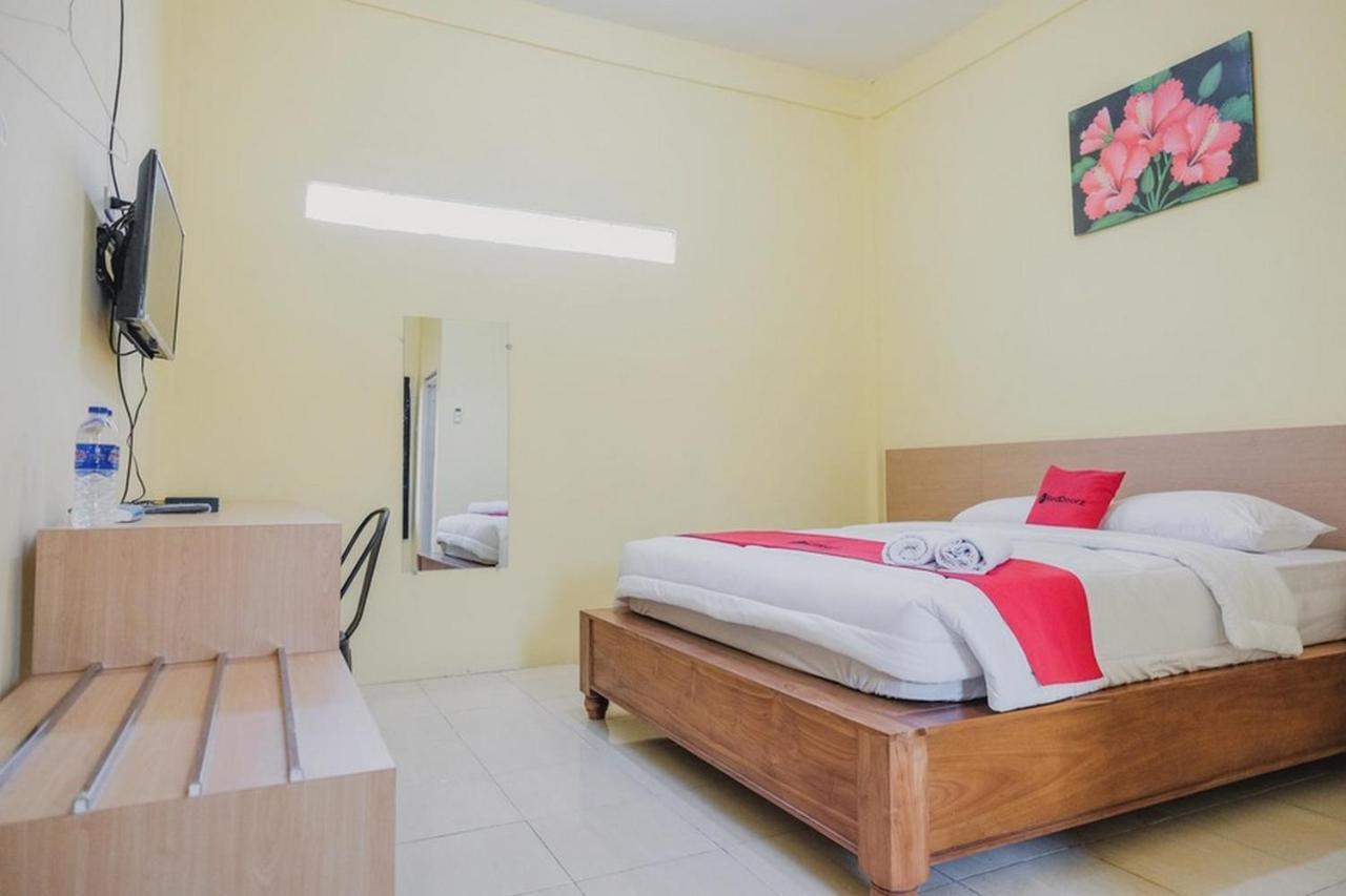 Отель Reddoorz Near Rs Imanuel Lampung Бандар-Лампунг Экстерьер фото